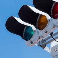 緑なのに「青信号」？なぜなのか、その理由を言葉と歴史から整理する