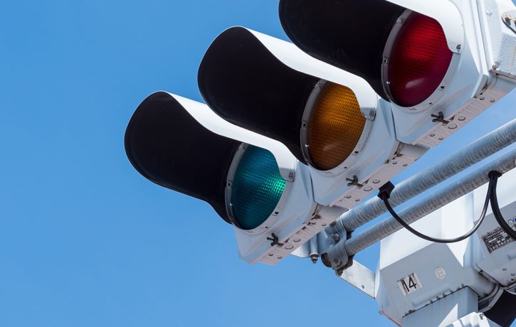 緑なのに「青信号」？なぜなのか、その理由を言葉と歴史から整理する