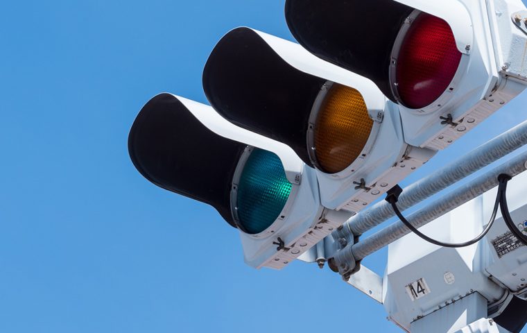 緑なのに「青信号」？なぜなのか、その理由を言葉と歴史から整理する