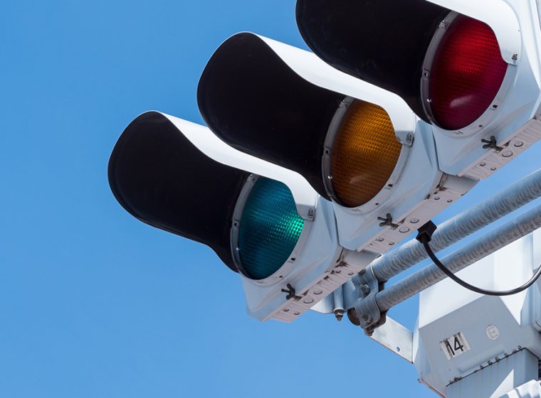 緑なのに「青信号」？なぜなのか、その理由を言葉と歴史から整理する