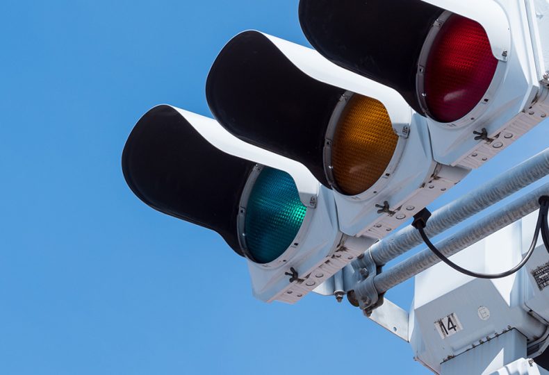 緑なのに「青信号」？なぜなのか、その理由を言葉と歴史から整理する